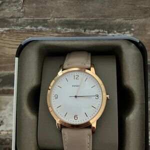Classic Fossil women’s watch with a clean, minimalist design.
